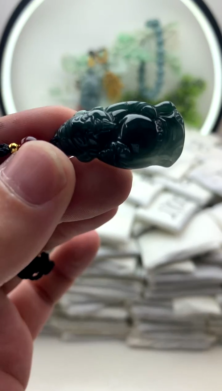 翡翠未镶嵌颈饰小财神