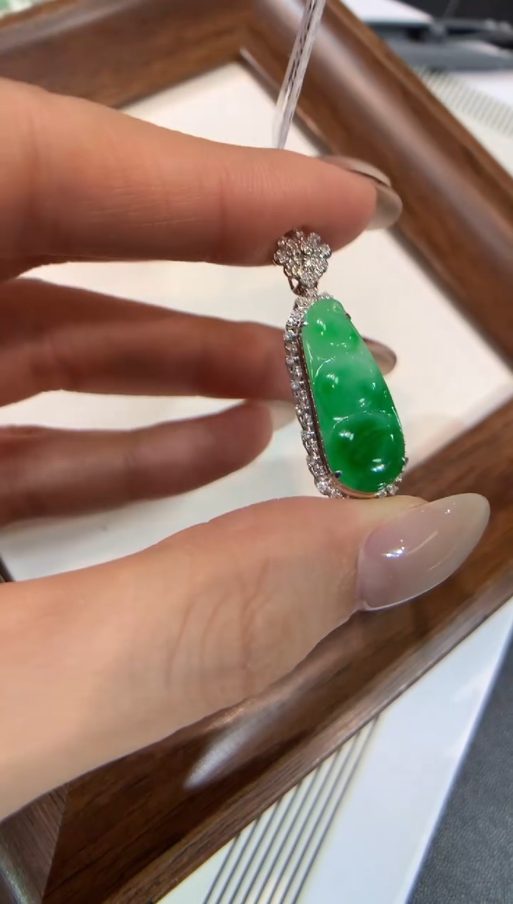 颈饰18K金镶嵌翡翠福豆