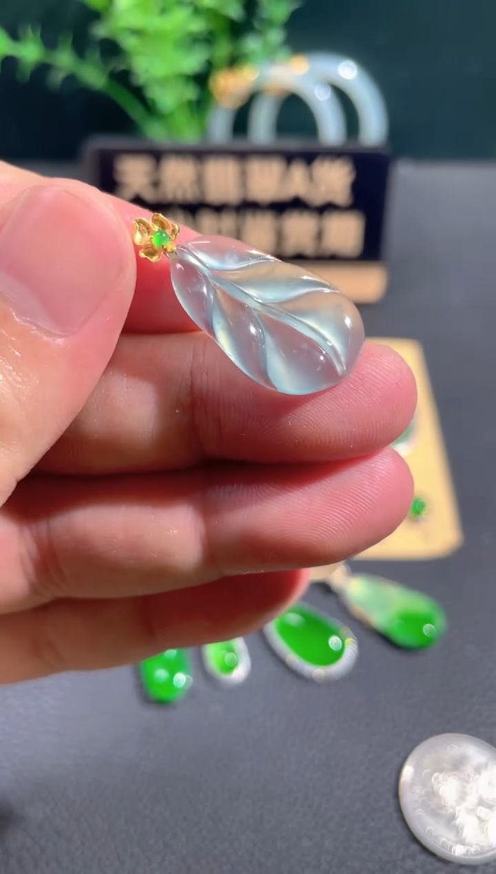 翡翠18K金镶嵌颈饰翡翠