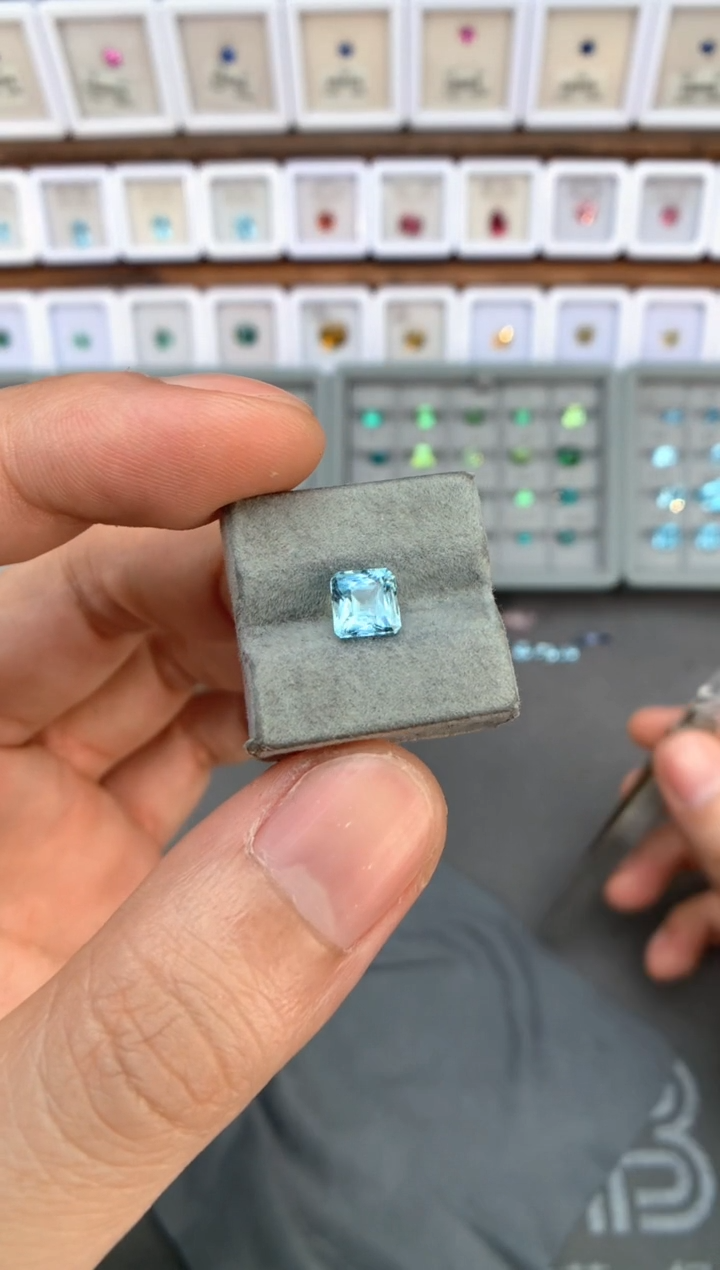 【闪购商品】定制海蓝宝石裸石未镶嵌1.36ct