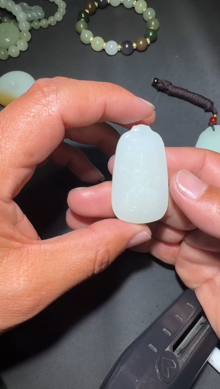 未镶嵌和田玉（糖玉）挂件和田玉