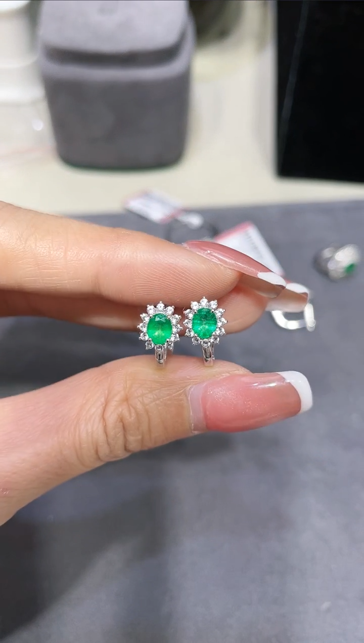 18K金镶嵌天然祖母绿耳饰