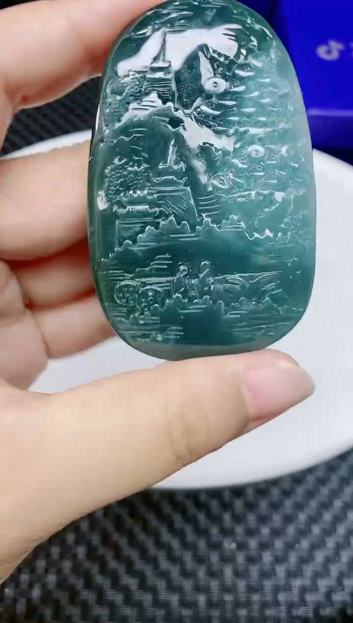 翡翠未镶嵌颈饰            