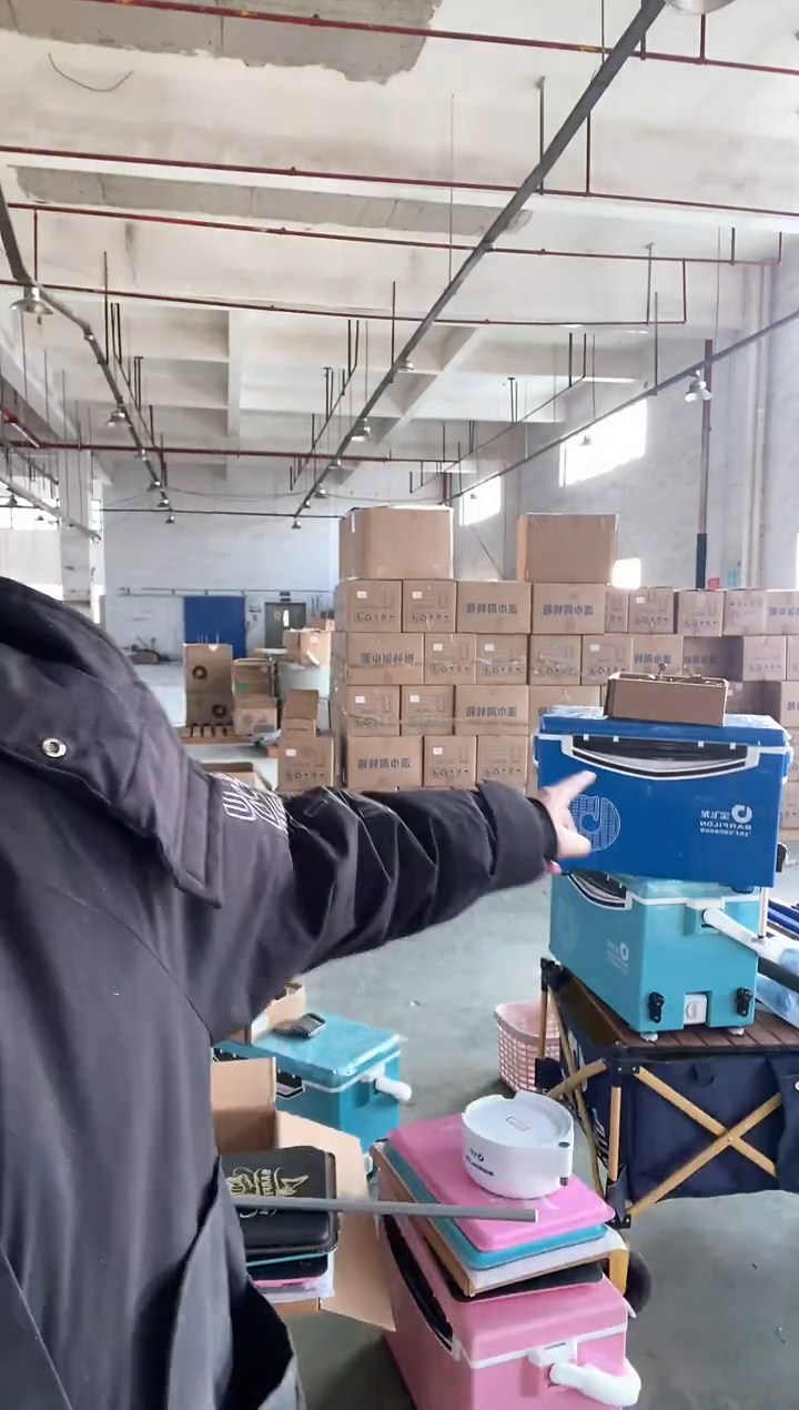 【微瑕】29升钓箱四脚升降  宝石蓝