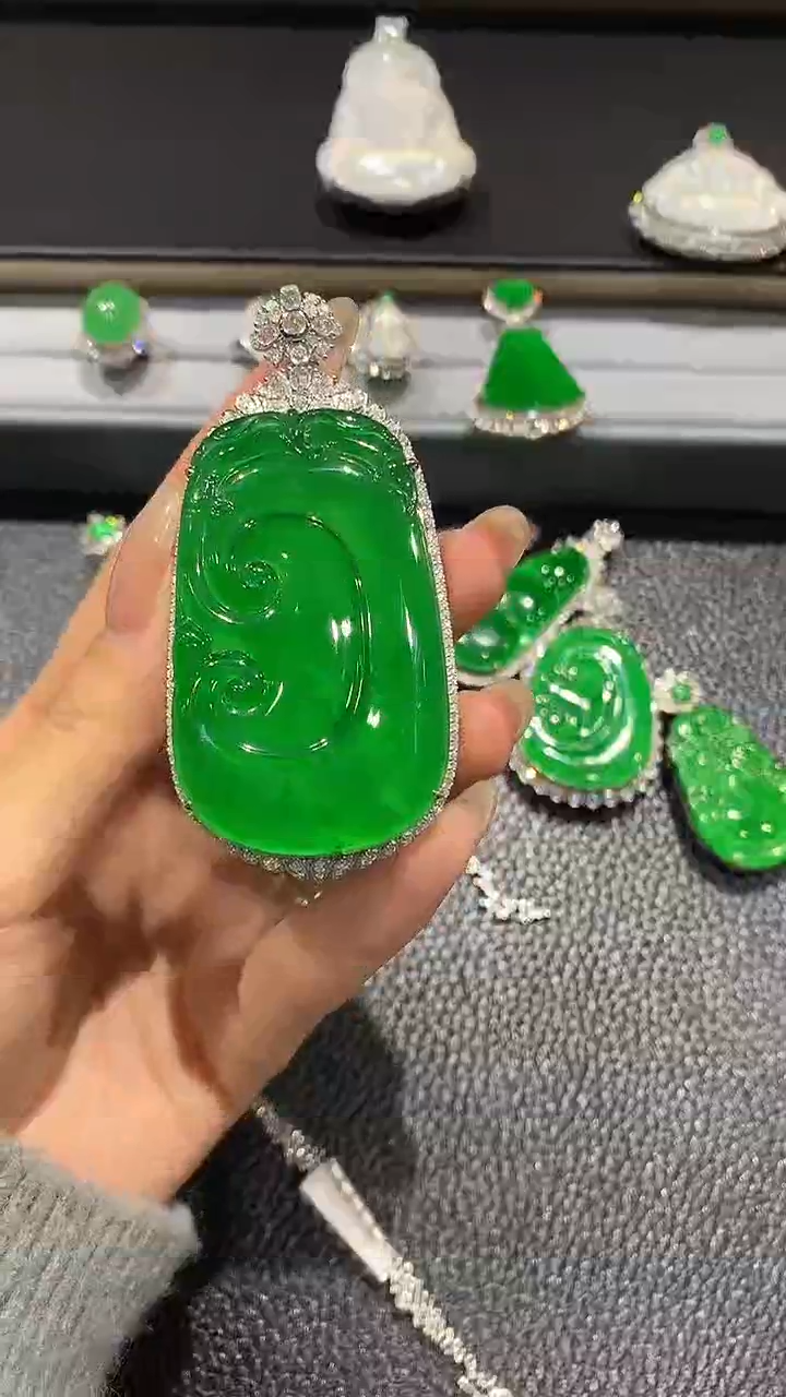 【闪购商品】翡翠吊坠(不含链)18K金镶嵌70团购