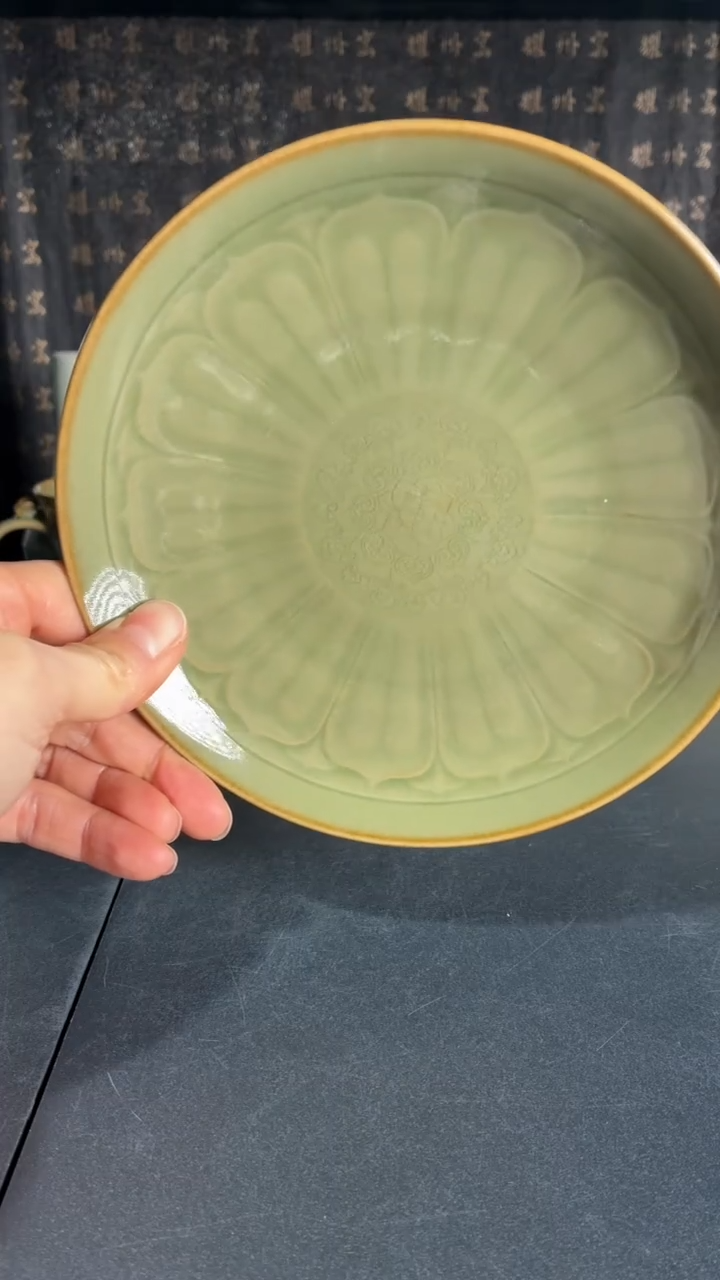 耀州窑仰山青釉莲瓣杯微瑕