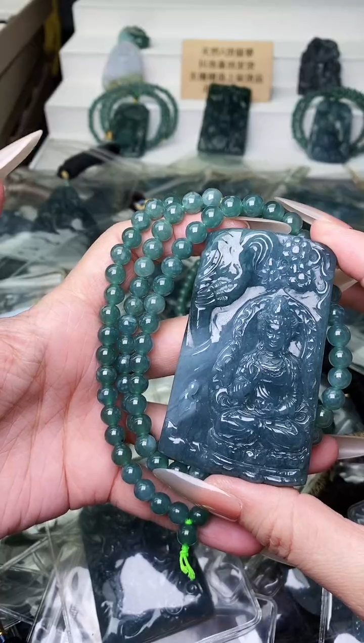 颈饰未镶嵌翡翠是***吖 
