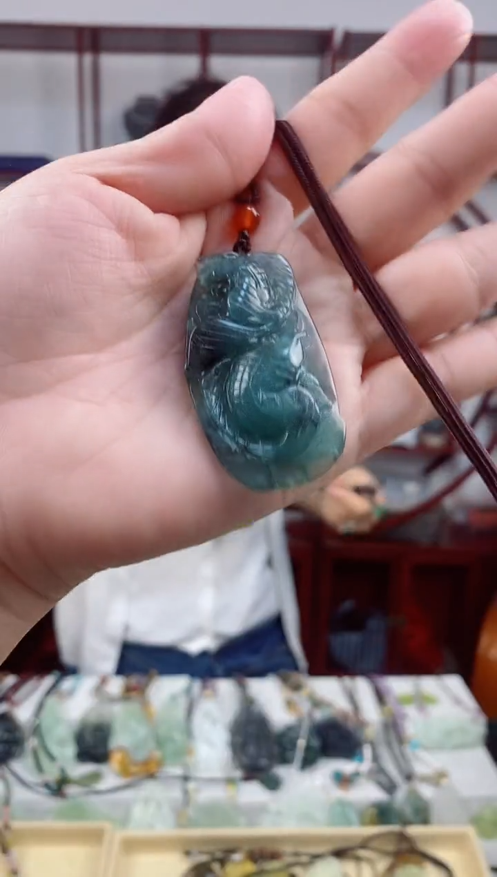 未镶嵌岫玉颈饰1