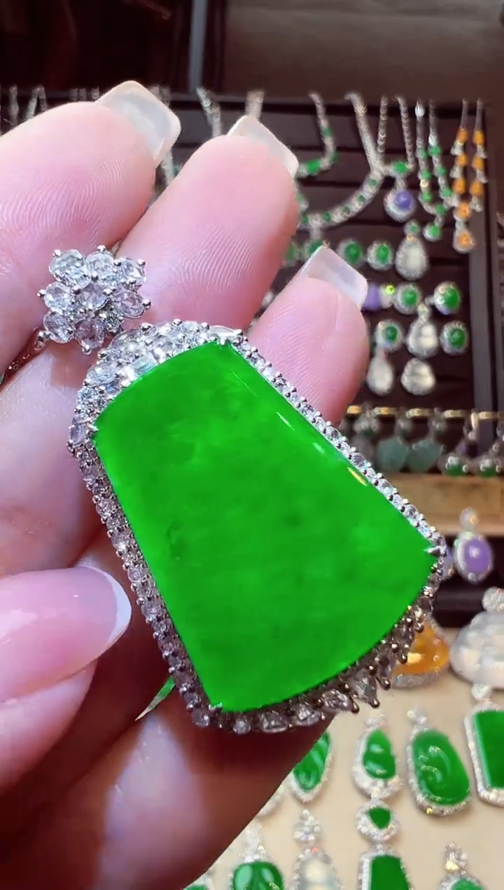 翡翠18K金镶嵌颈饰无事牌