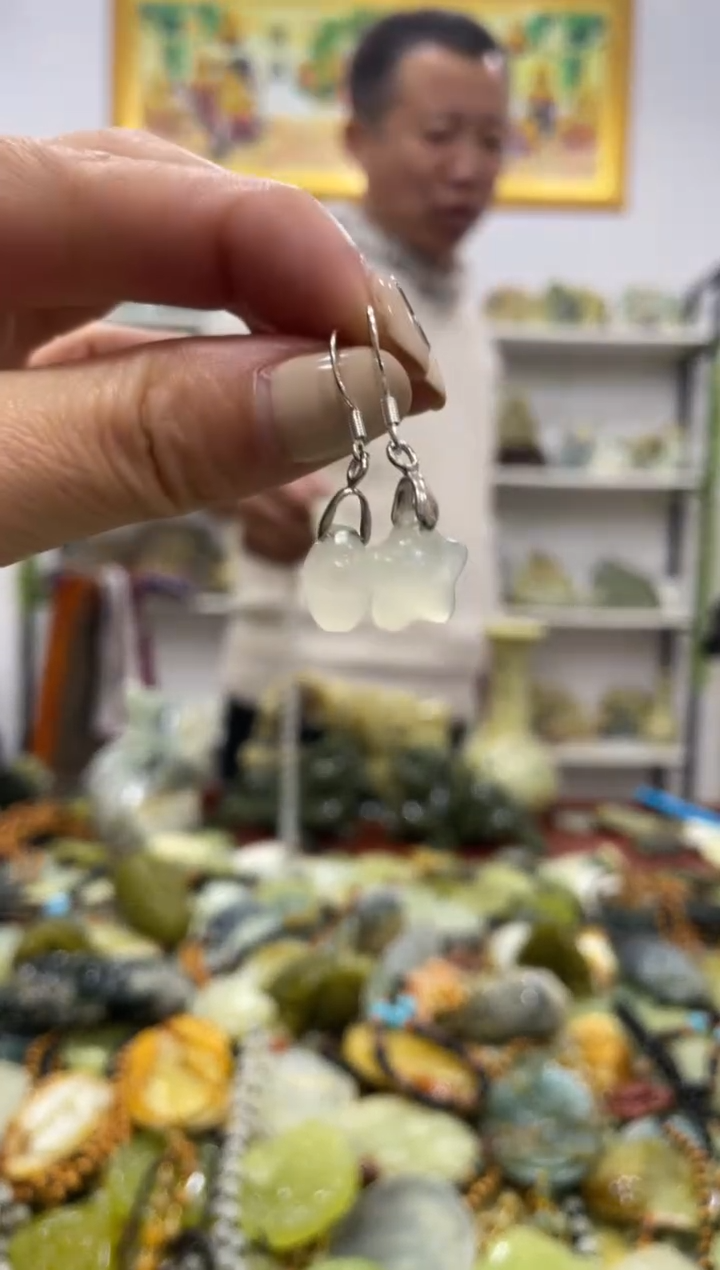 【闪购商品】岫玉耳饰未镶嵌              