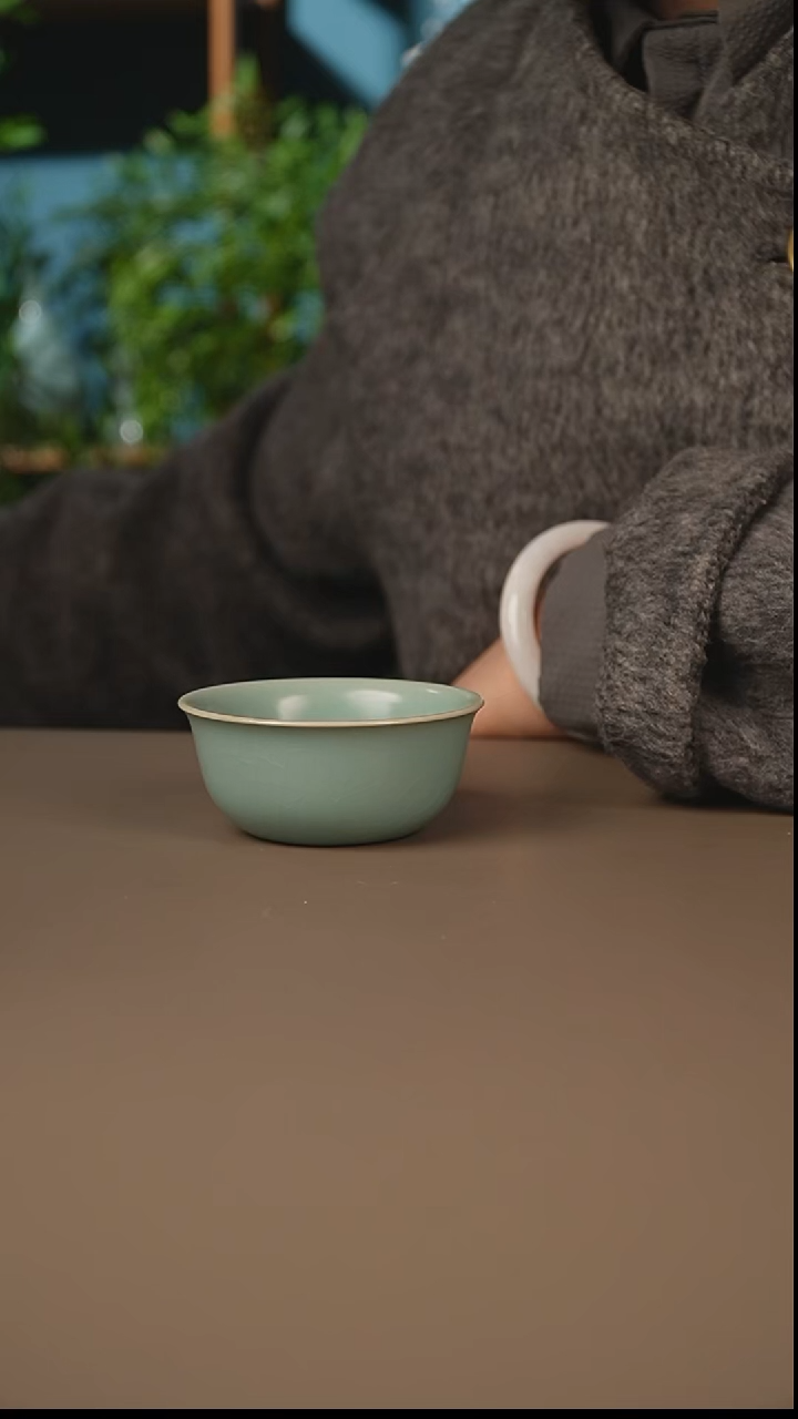 仿古天青鸡缸杯微暇