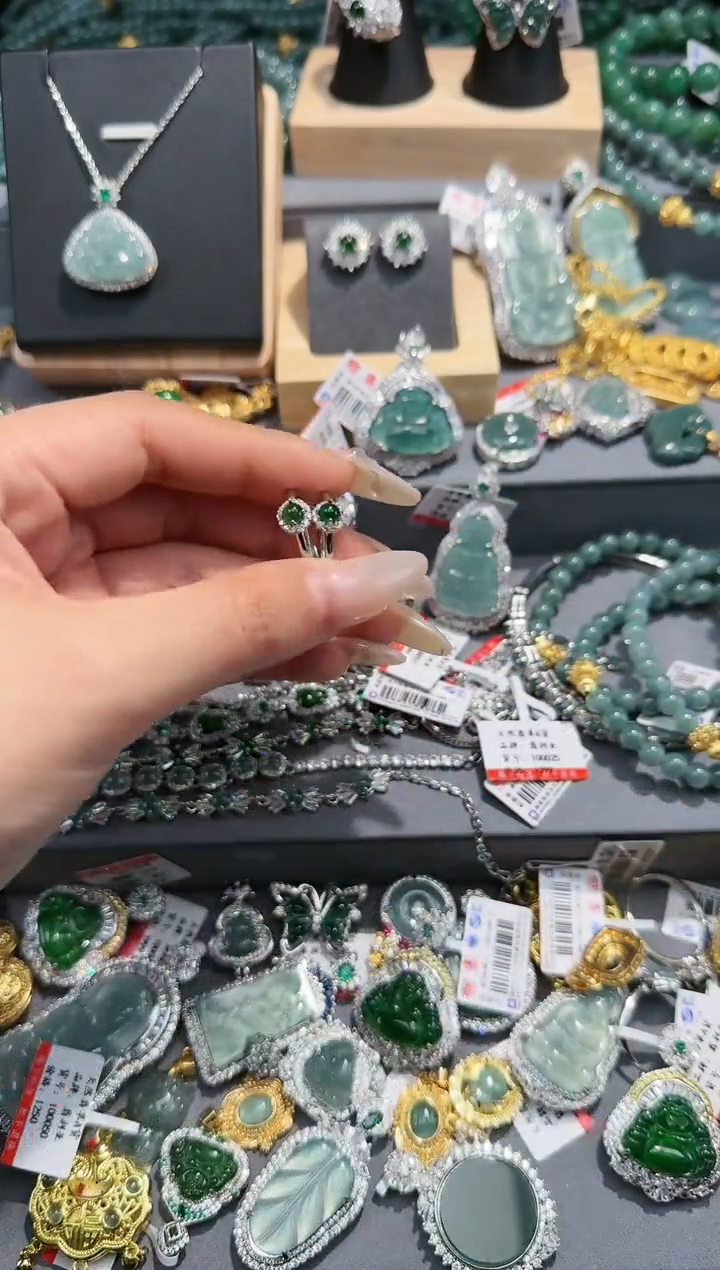 【闪购商品】翡翠吊坠(赠链)未镶嵌天然翡翠