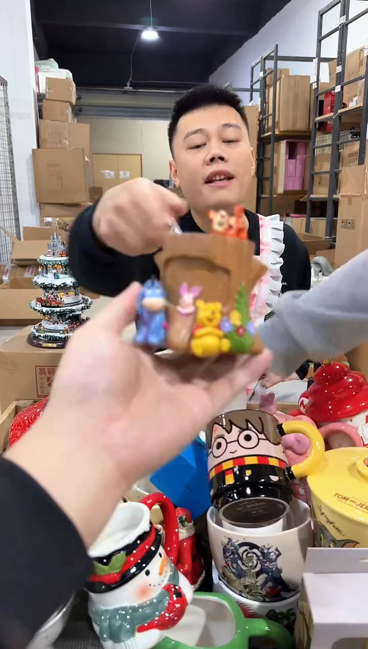 瓷片维尼树桩笔筒