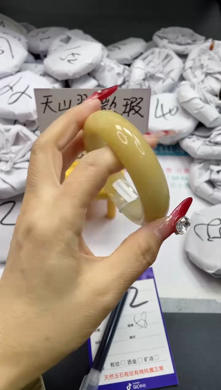 【闪购商品】石英质玉手镯未镶嵌42