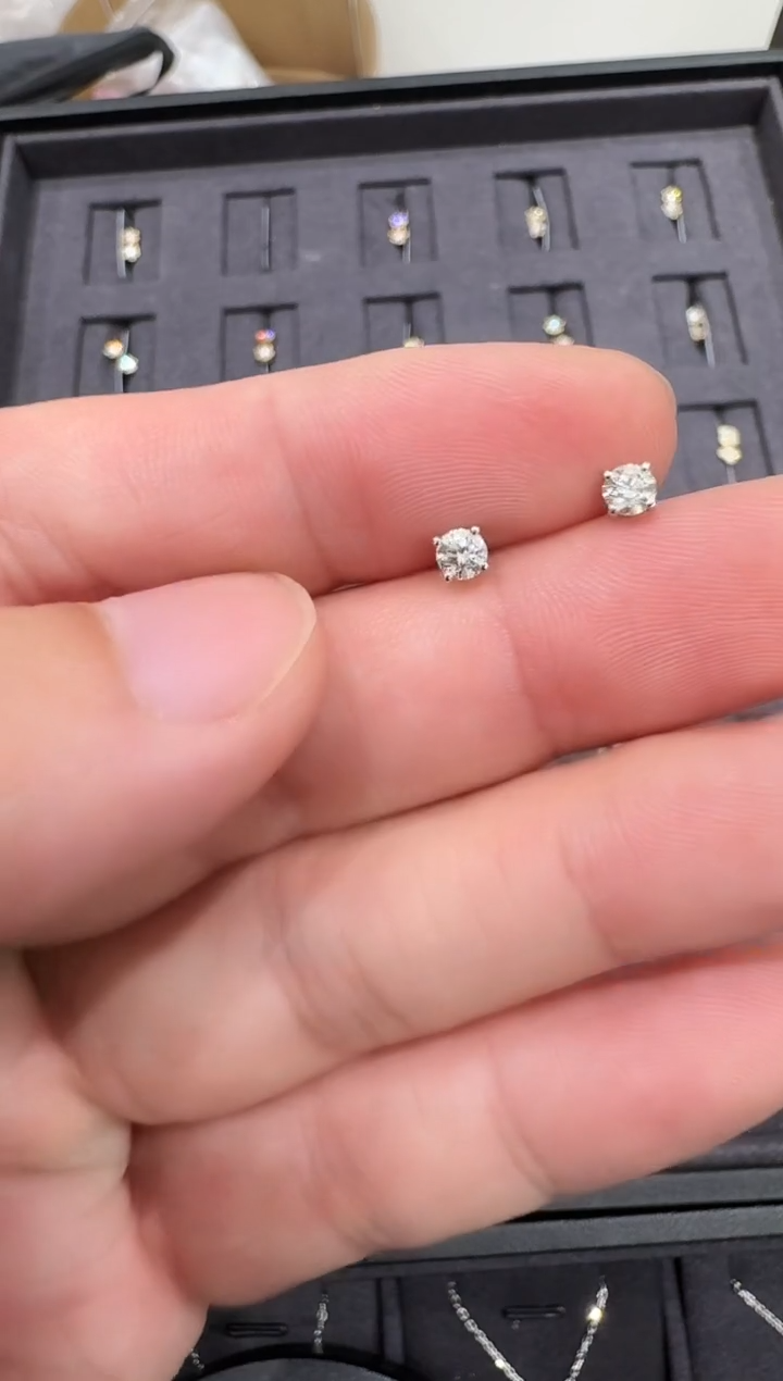 18K金镶嵌耳钉钻石40分四爪耳钉