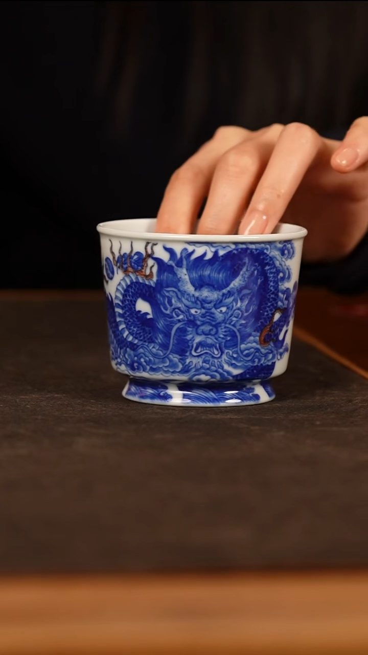 瓷瓷姑娘自成堂青花正面龙杯