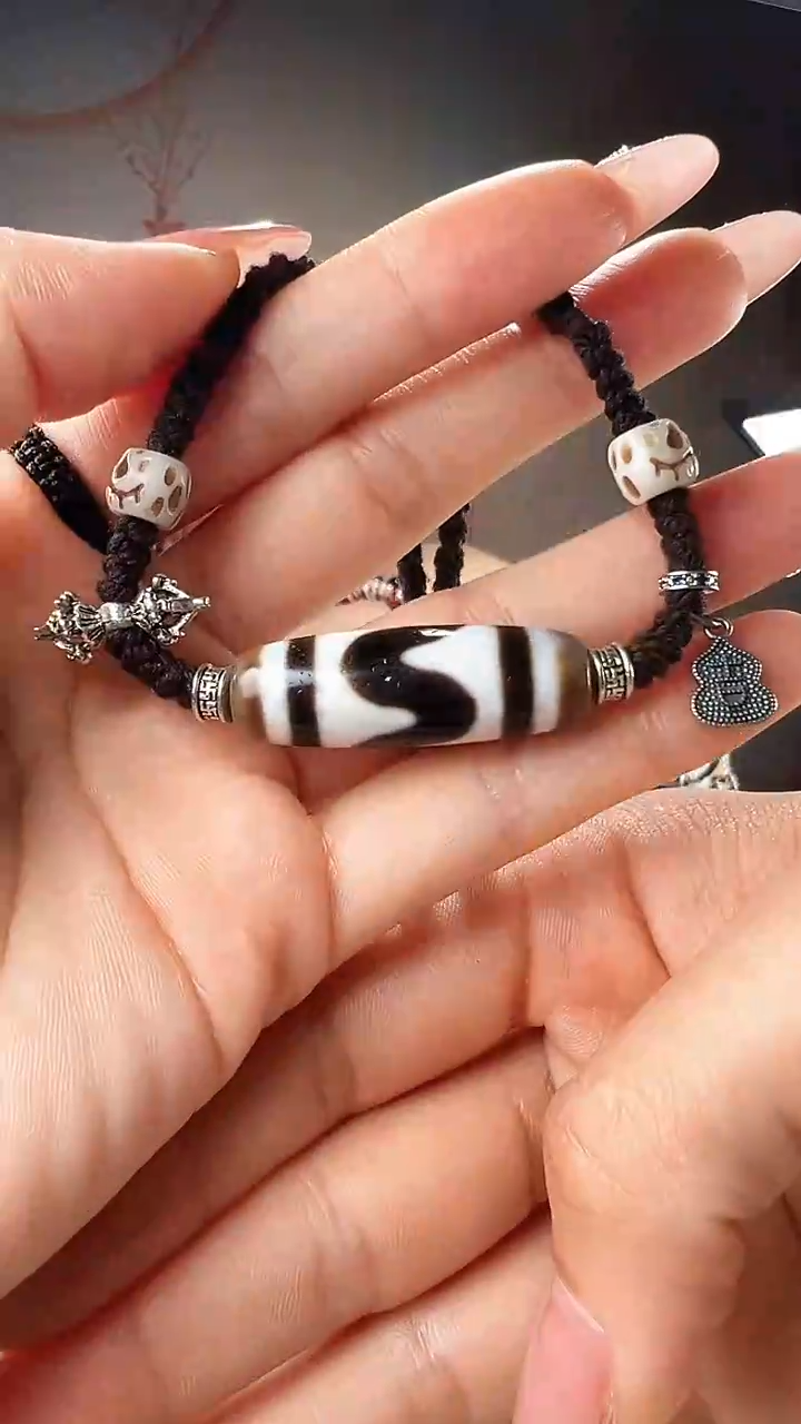 玛瑙/玉髓颈饰未镶嵌虎牙