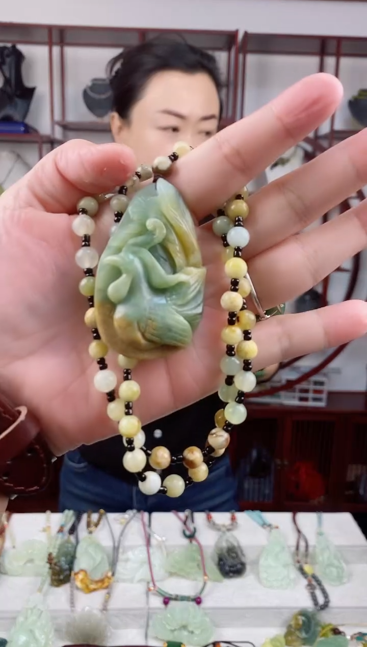 未镶嵌岫玉颈饰1