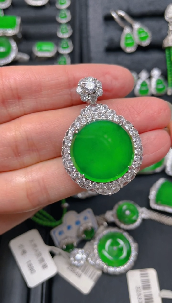 【闪购商品】翡翠吊坠(赠链)银S925镶嵌翡翠