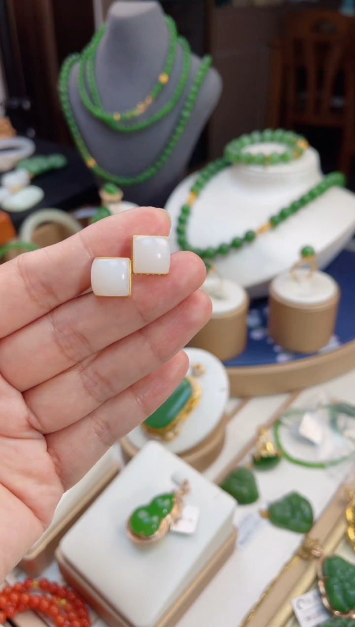 【闪购商品】和田玉耳钉18K金镶嵌方