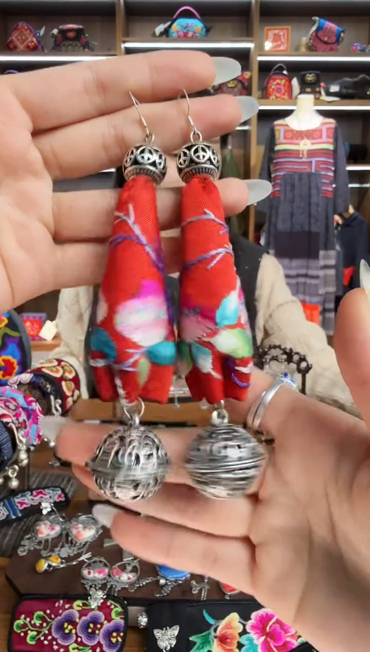 【闪购商品】织绣163蒙阿苏苗绣传承