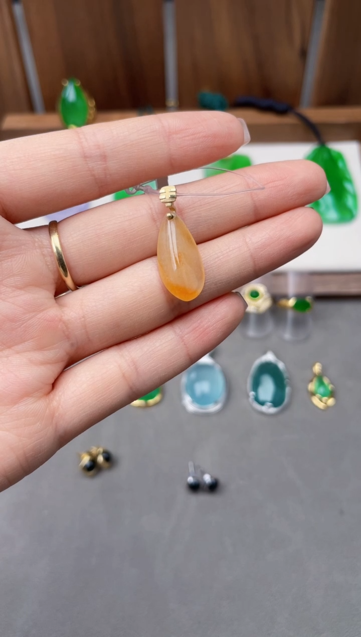 【闪购商品】翡翠颈饰18K金镶嵌王朝阳翠语冰红翡吊坠