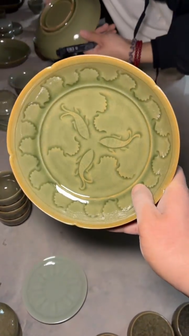 耀州窑仰山三鱼盘微瑕
