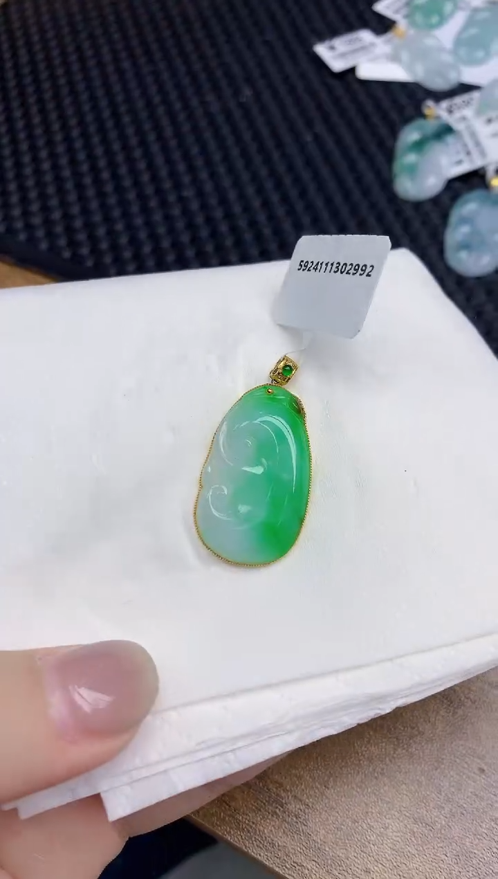 【闪购商品】翡翠颈饰未镶嵌天然翡翠A货