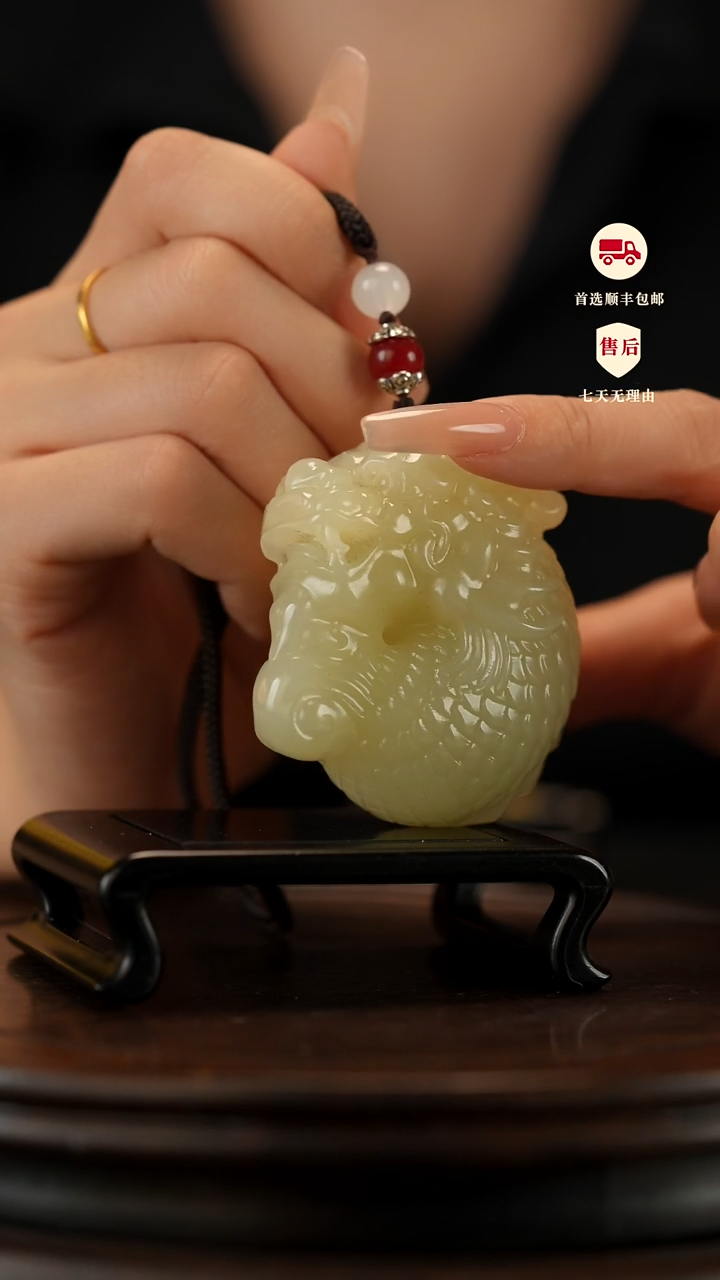 云南石竹叶青雕刻：鱼化龙手把件挂件