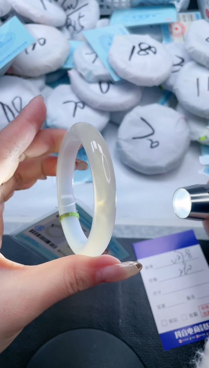 【闪购商品】石英质玉手镯未镶嵌16V278-57