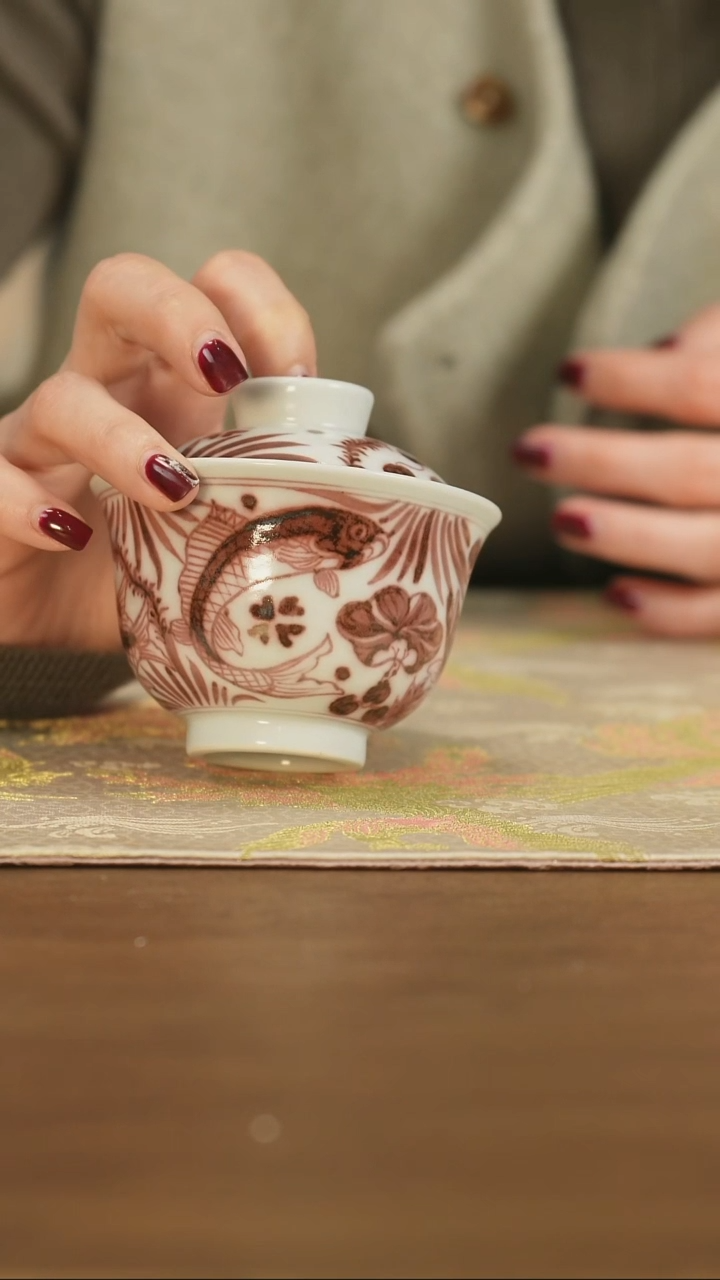 【闪购商品】景德镇手工釉里红鱼藻盖碗