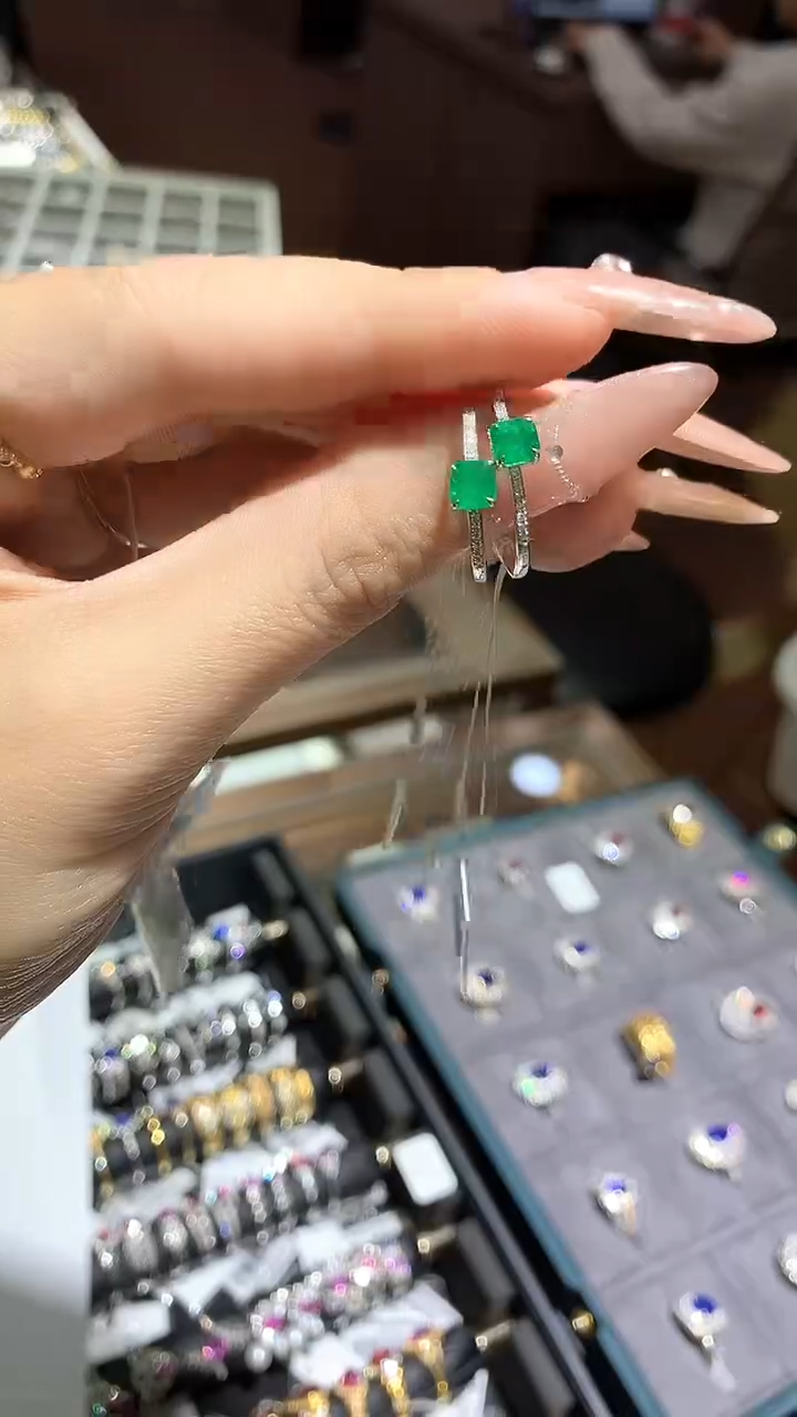 【闪购商品】祖母绿戒指18K金镶嵌祖母绿戒指多样性发一