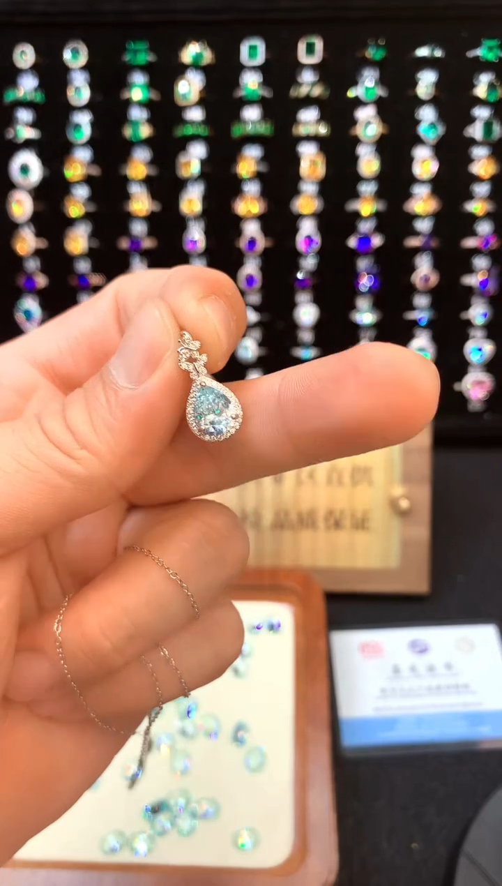 海蓝宝石吊坠(赠链)银S925镶嵌......