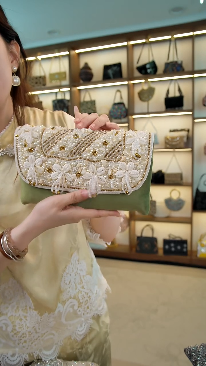 织绣百格汇手工串珠包