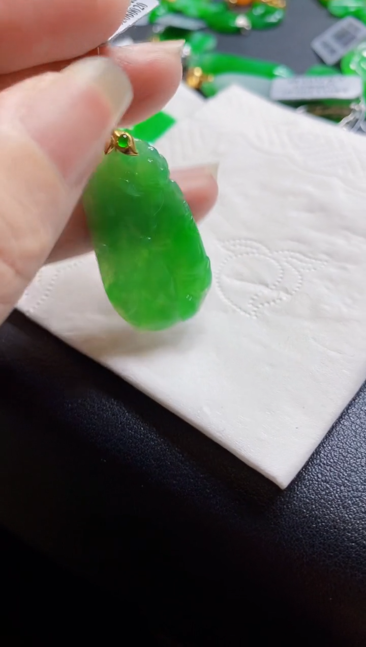翡翠18K金镶嵌颈饰荷叶