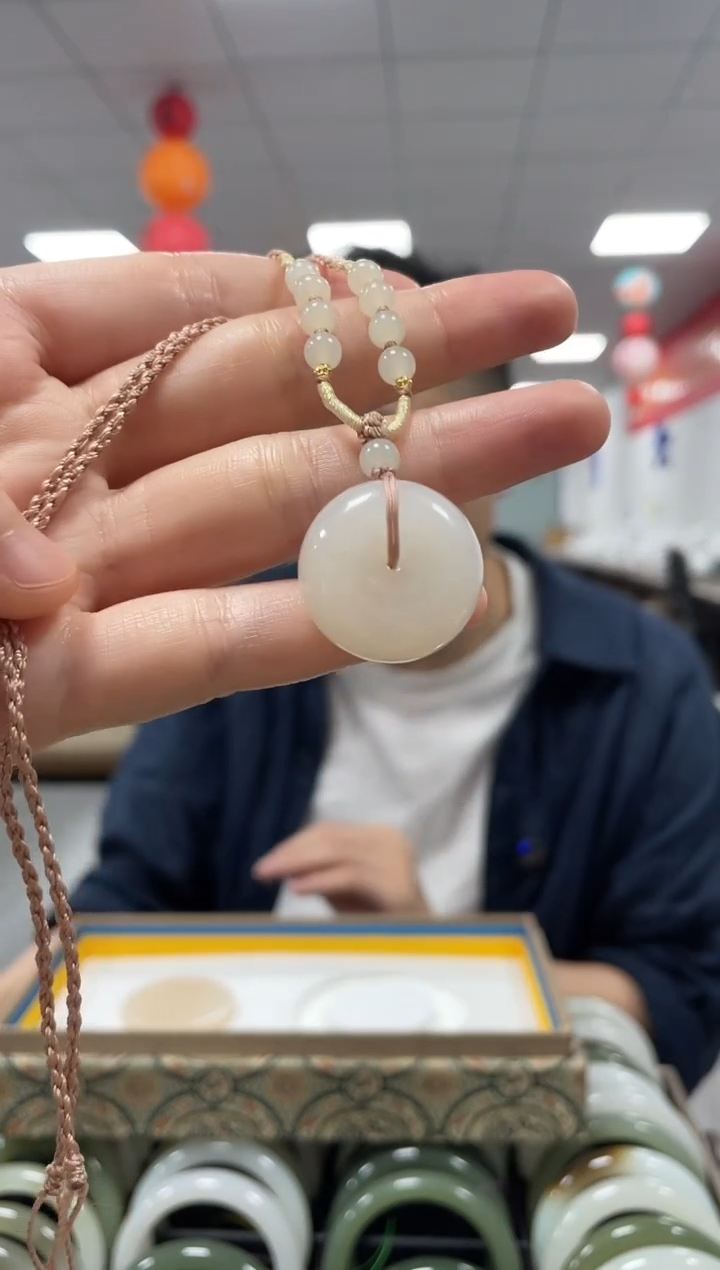 和田玉未镶嵌颈饰藕色平安扣吊坠一件