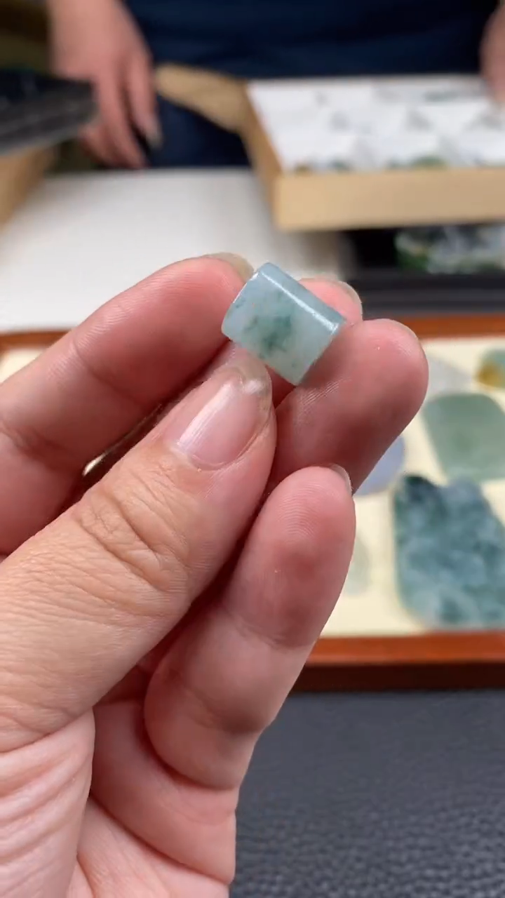 【闪购商品】翡翠挂件未镶嵌桶珠