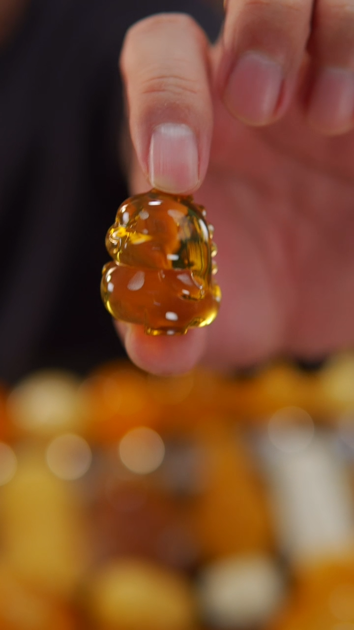 【闪购商品】蓝珀裸石未镶嵌奶龙吊坠10.8