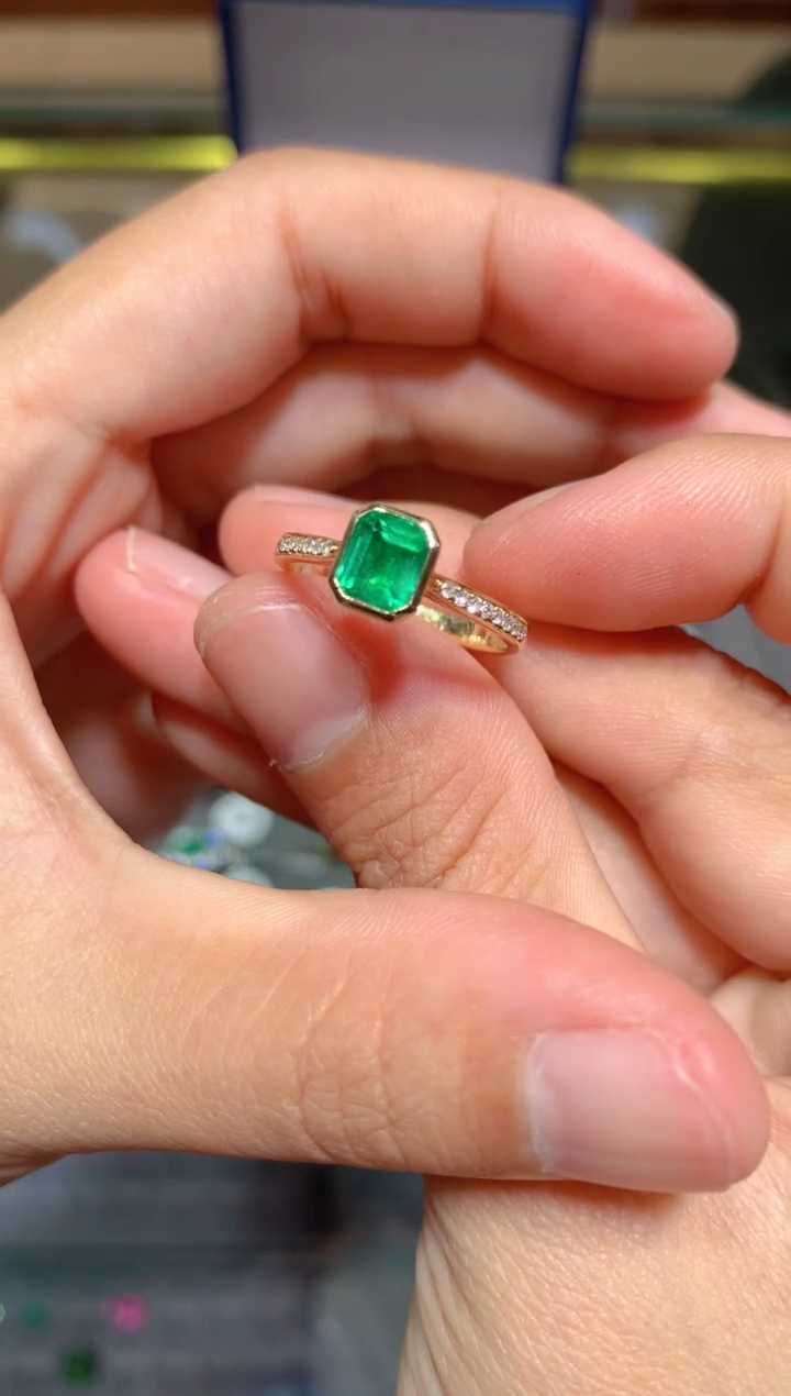 【闪购商品】祖母绿戒指18K金镶嵌0.85CT