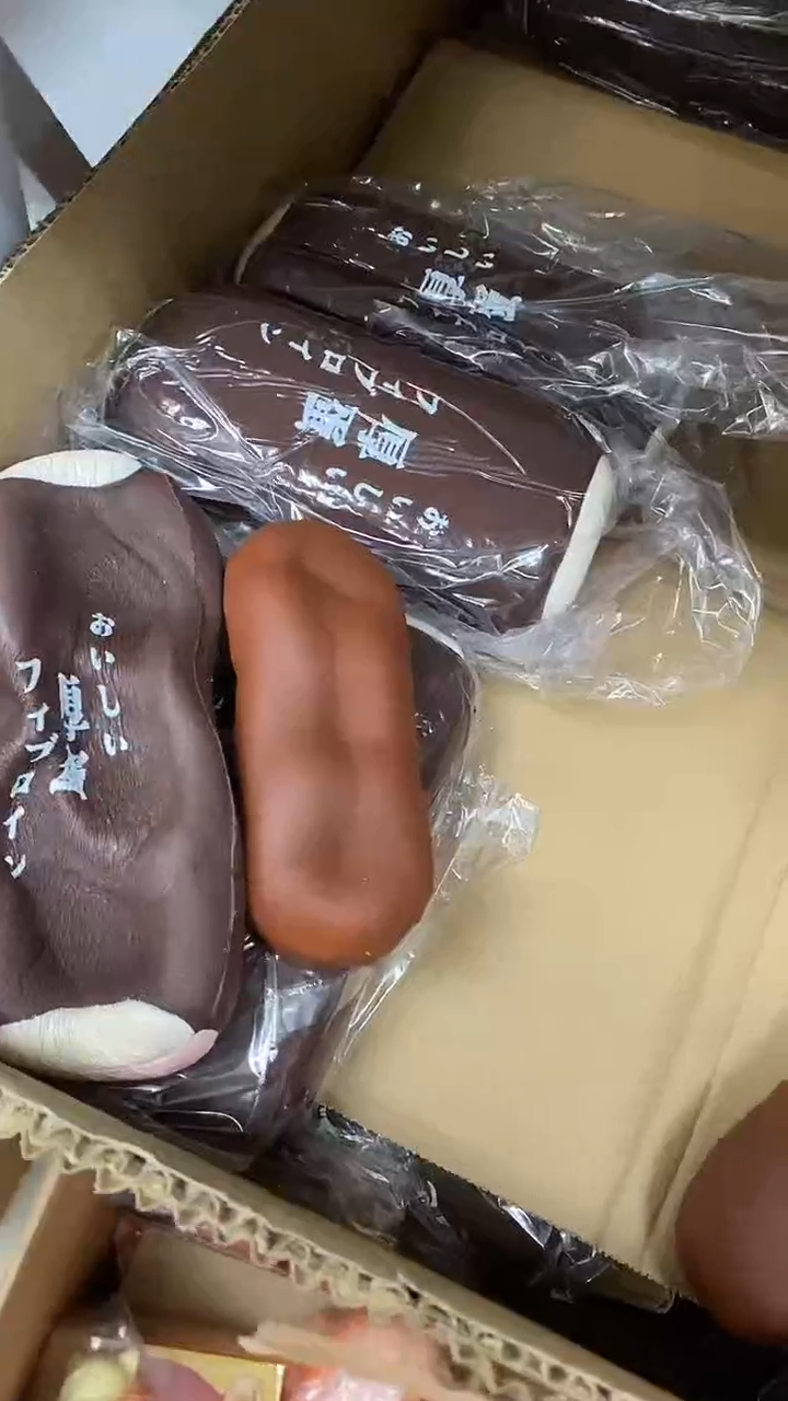 巧克力色厚蛋烧+手指饼干。默认瑕疵无售后