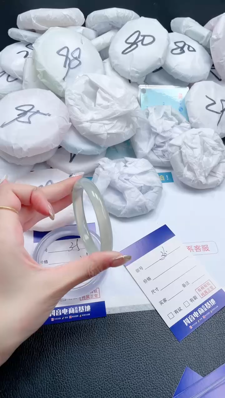 【闪购商品】石英质玉手镯未镶嵌18J36-59