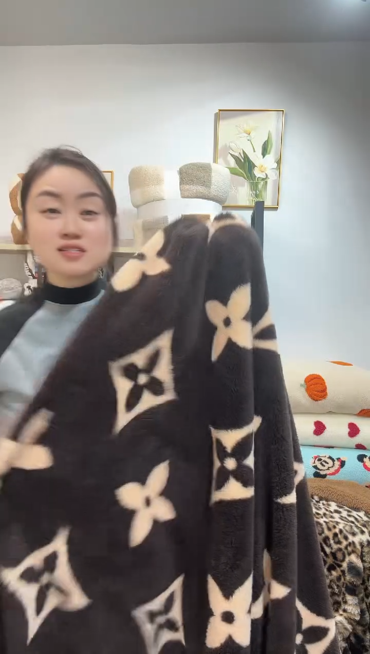 聚酯纤维200*230咖底四叶草