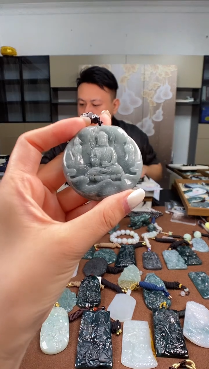 颈饰未镶嵌翡翠  多样性发其一