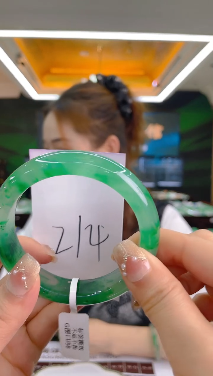 石英质玉手镯未镶嵌天然冰飘花