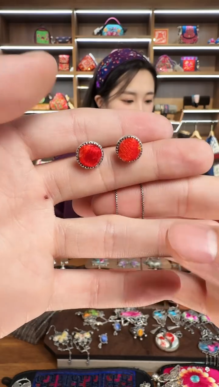 【闪购商品】织绣193蒙阿苏苗绣传承