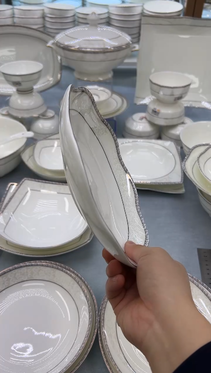 骨瓷玲珑8花2个    