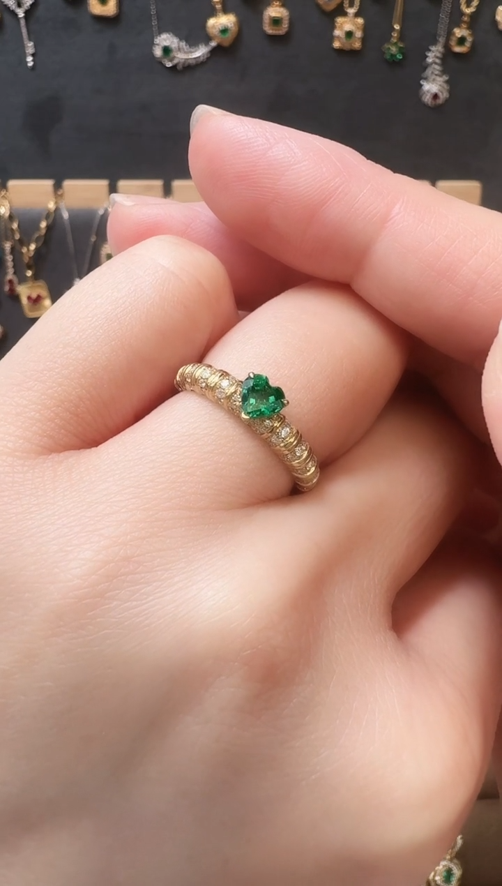 【闪购商品】祖母绿戒指18K金镶嵌18K金祖母绿爱心戒指