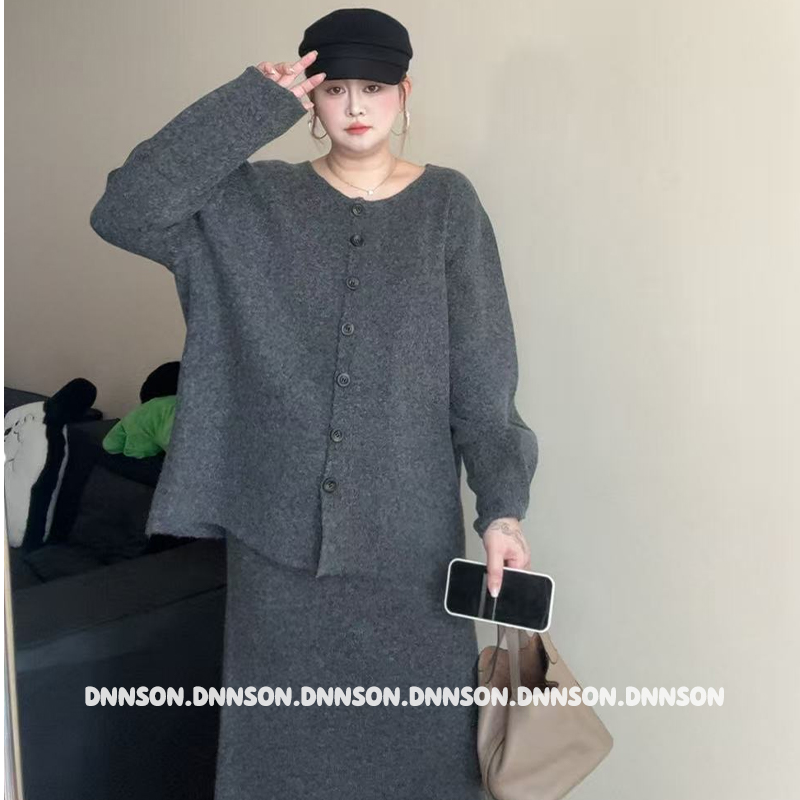  现货【大妮妮】大码软绵绵纽扣前后穿2025新款慵懒风秋冬纯色毛衣