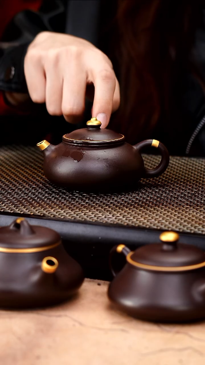 茶壶紫砂四号井茄皮紫泥描金寒江130cc