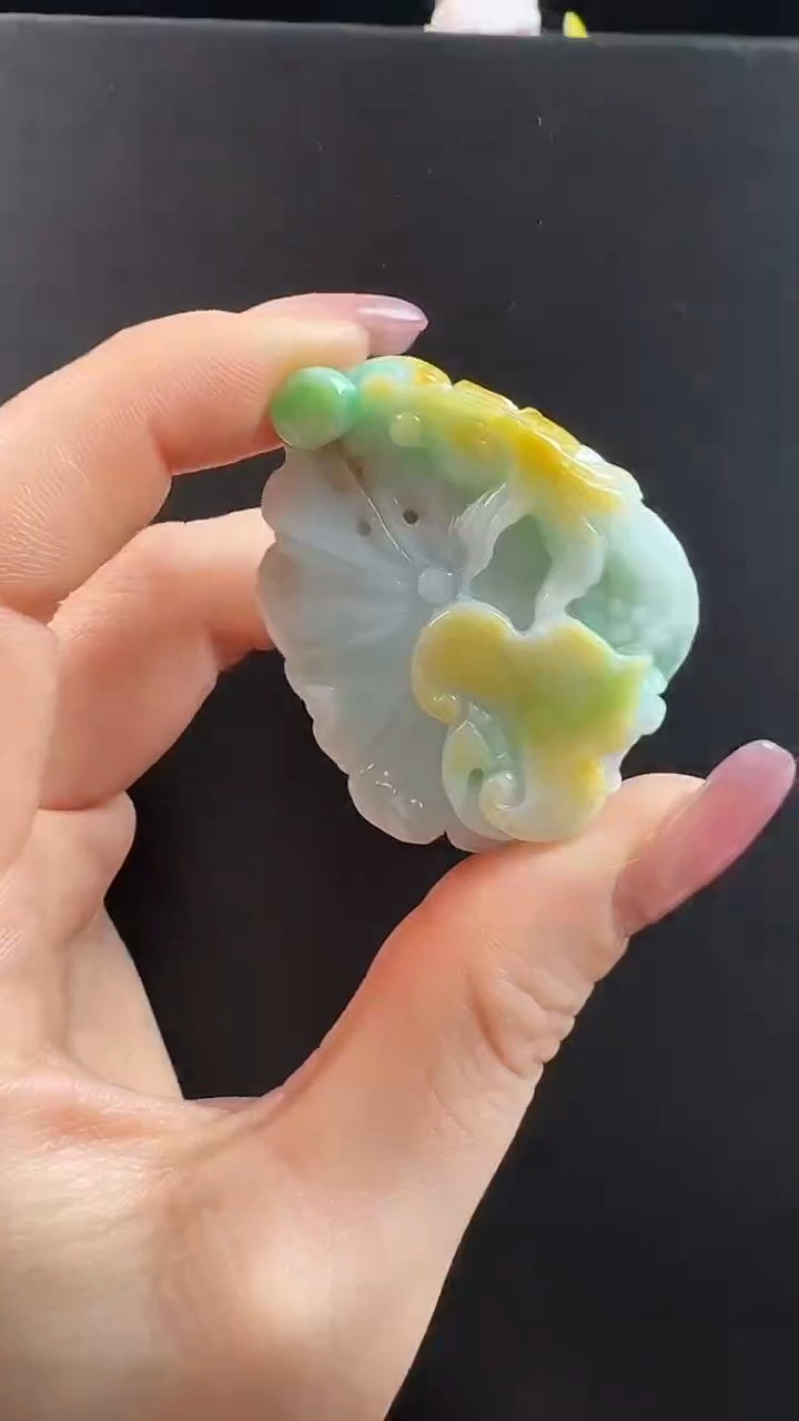 颈饰未镶嵌翡翠鱼戏莲花